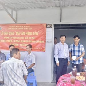 Bàn giao “Mái ấm nông dân”